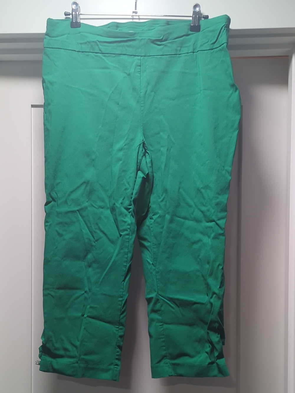 89th & Madison Green Capris